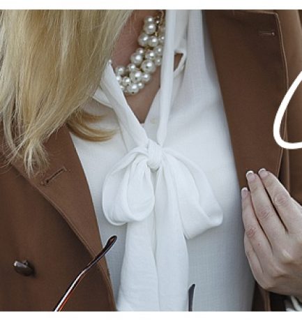 High Style – Die elegante Schleifenbluse zieht die Blicke auf sich.