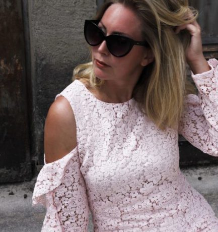Trend-Look: Cold-Shoulder Kleid in Rosé