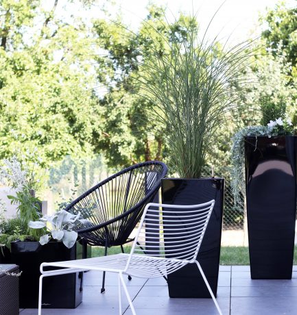 Outdoor-Lounge | Strahlende Statements in Anthrazit, Weiß & Schwarz