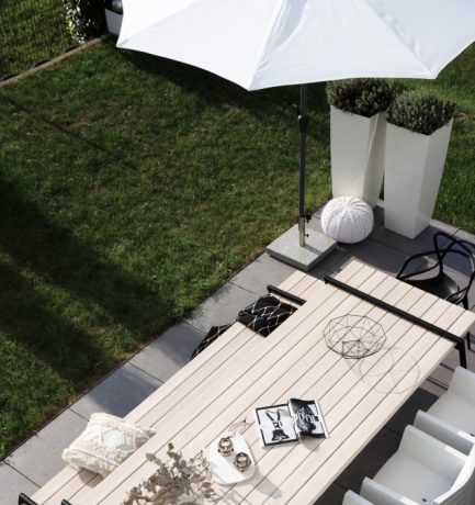 Naturschöner Purismus | Stilvolles Outdoor-Esszimmer für mehr Genuss im Garten
