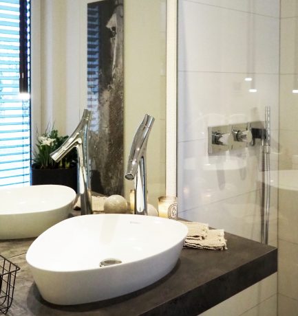 Blühende Zimmerpflanzen | Erfrischendes Grün im Badezimmer