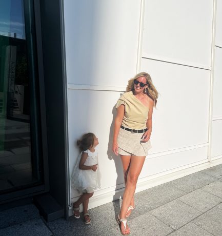 Sommer-Chic: Bouclé-Hosenrock trifft One-Shoulder-Top