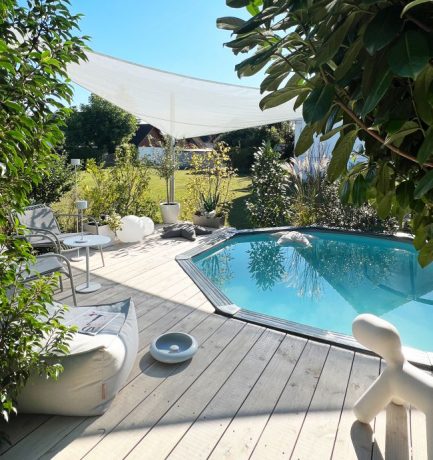 Modernes Gartendesign: Klare Linien und ein Sonnensegel als Designelement