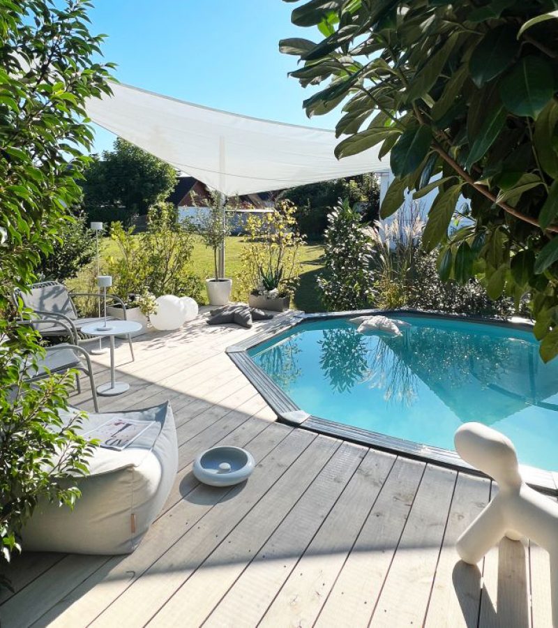 Modernes Gartendesign: Klare Linien und ein Sonnensegel als Designelement