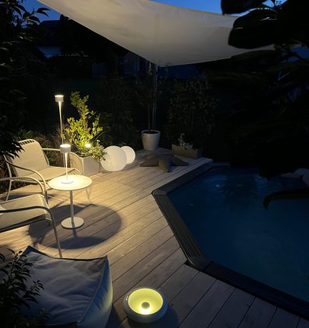 Schwebende Eleganz: Die Magie von Pool und Sonnensegel bei Nacht