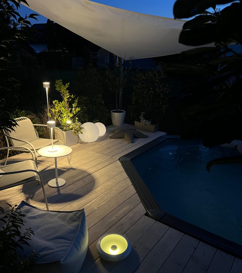 Schwebende Eleganz: Die Magie von Pool und Sonnensegel bei Nacht