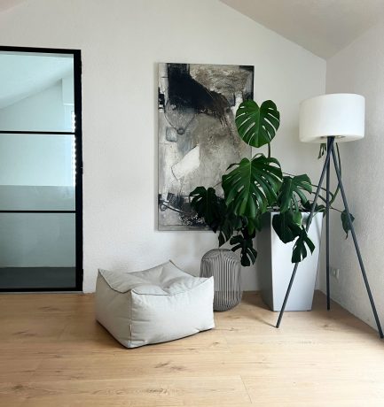 Minimalismus mit Charakter: Ein Interior voller Balance & kunstvoller Akzente