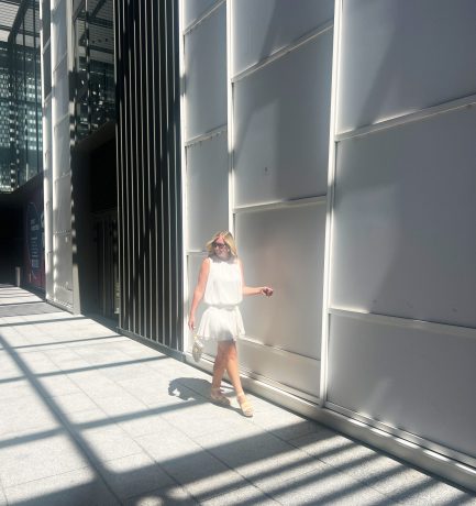 Sommerliche Eleganz in Weiß – Leichtigkeit trifft auf modernen Chic